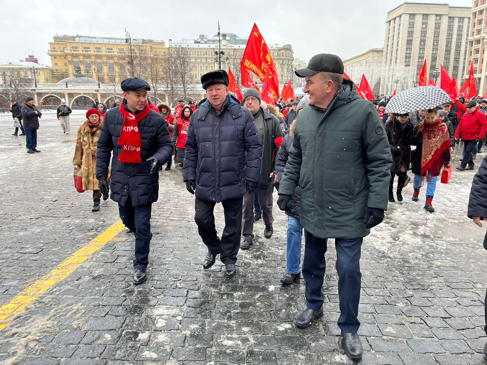 Великие дела, свершения и победы Сталина будут жить в веках!