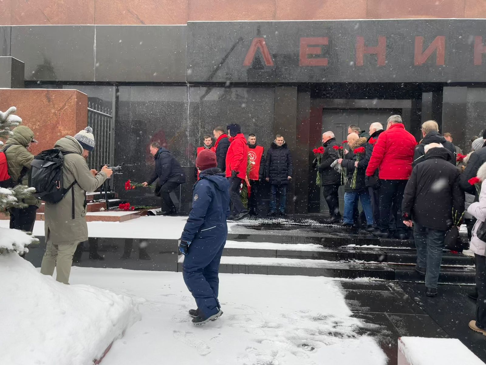 Великие дела, свершения и победы Сталина будут жить в веках!