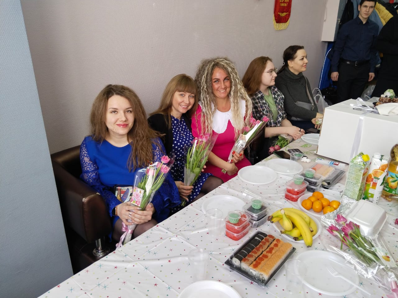 Мужчины-коммунисты Балашихи поздравили женщин из партии с Международным женским Днем!