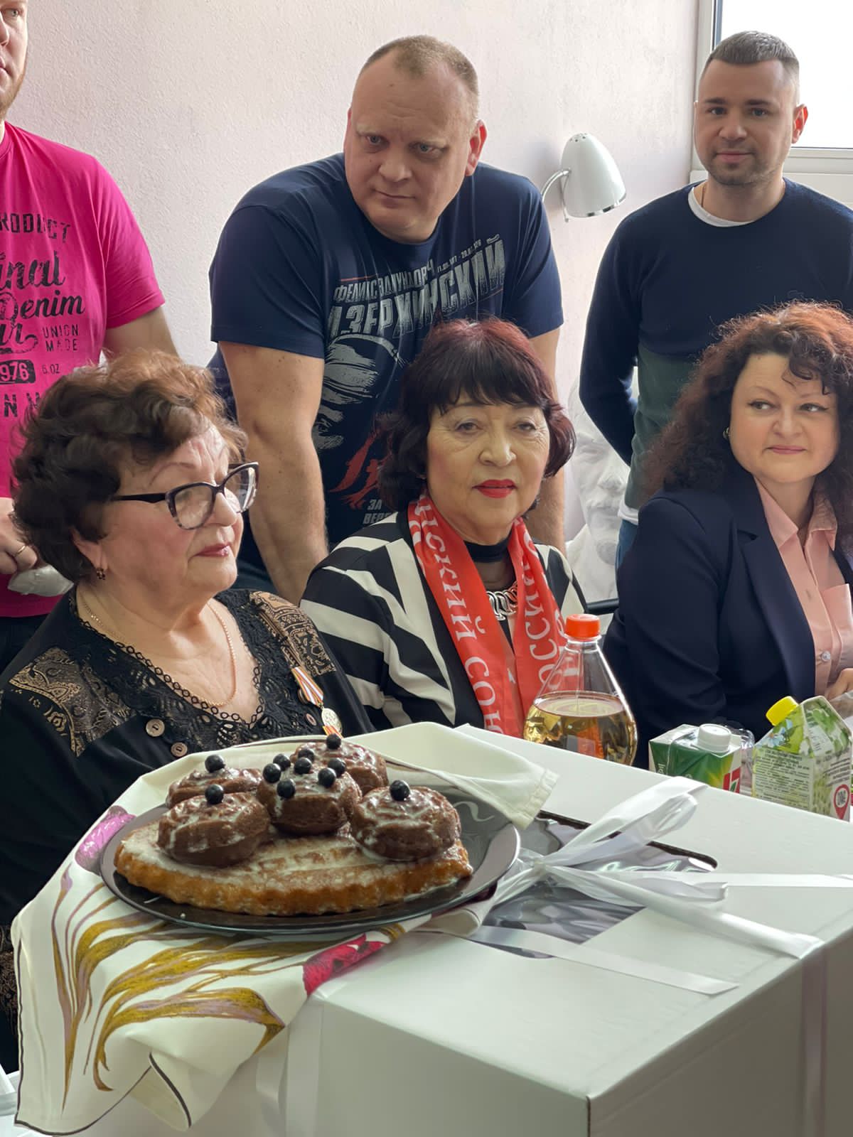 Мужчины-коммунисты Балашихи поздравили женщин из партии с Международным женским Днем!