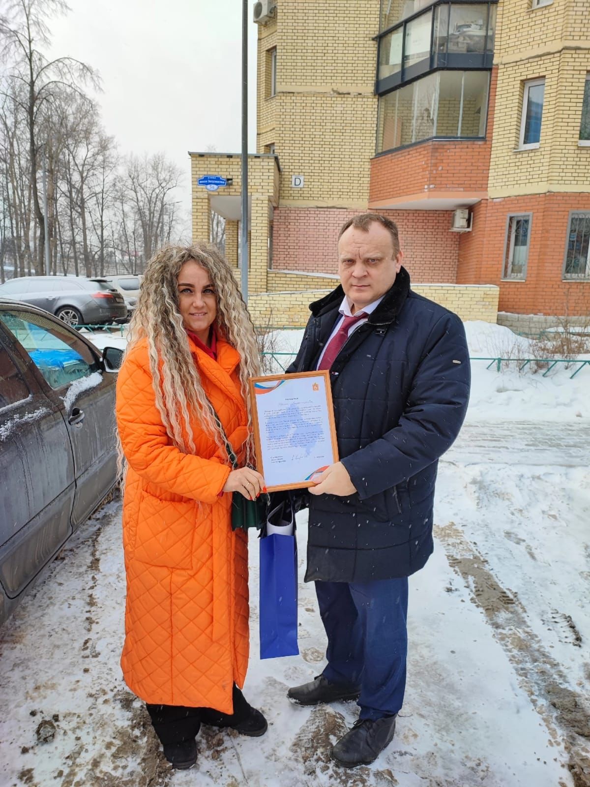 Жена мобилизованного, член КПРФ Ирина Юткина и Олег Зверев навестили семьи тех, кто на передовой