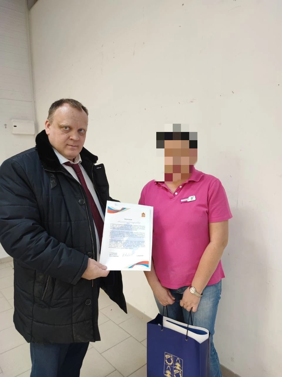 Жена мобилизованного, член КПРФ Ирина Юткина и Олег Зверев навестили семьи тех, кто на передовой