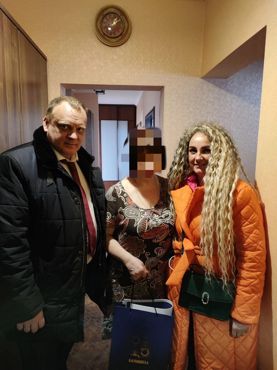 Жена мобилизованного, член КПРФ Ирина Юткина и Олег Зверев навестили семьи тех, кто на передовой