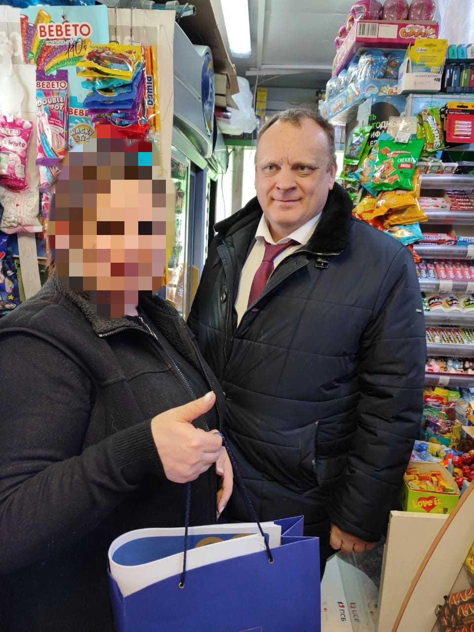 Жена мобилизованного, член КПРФ Ирина Юткина и Олег Зверев навестили семьи тех, кто на передовой