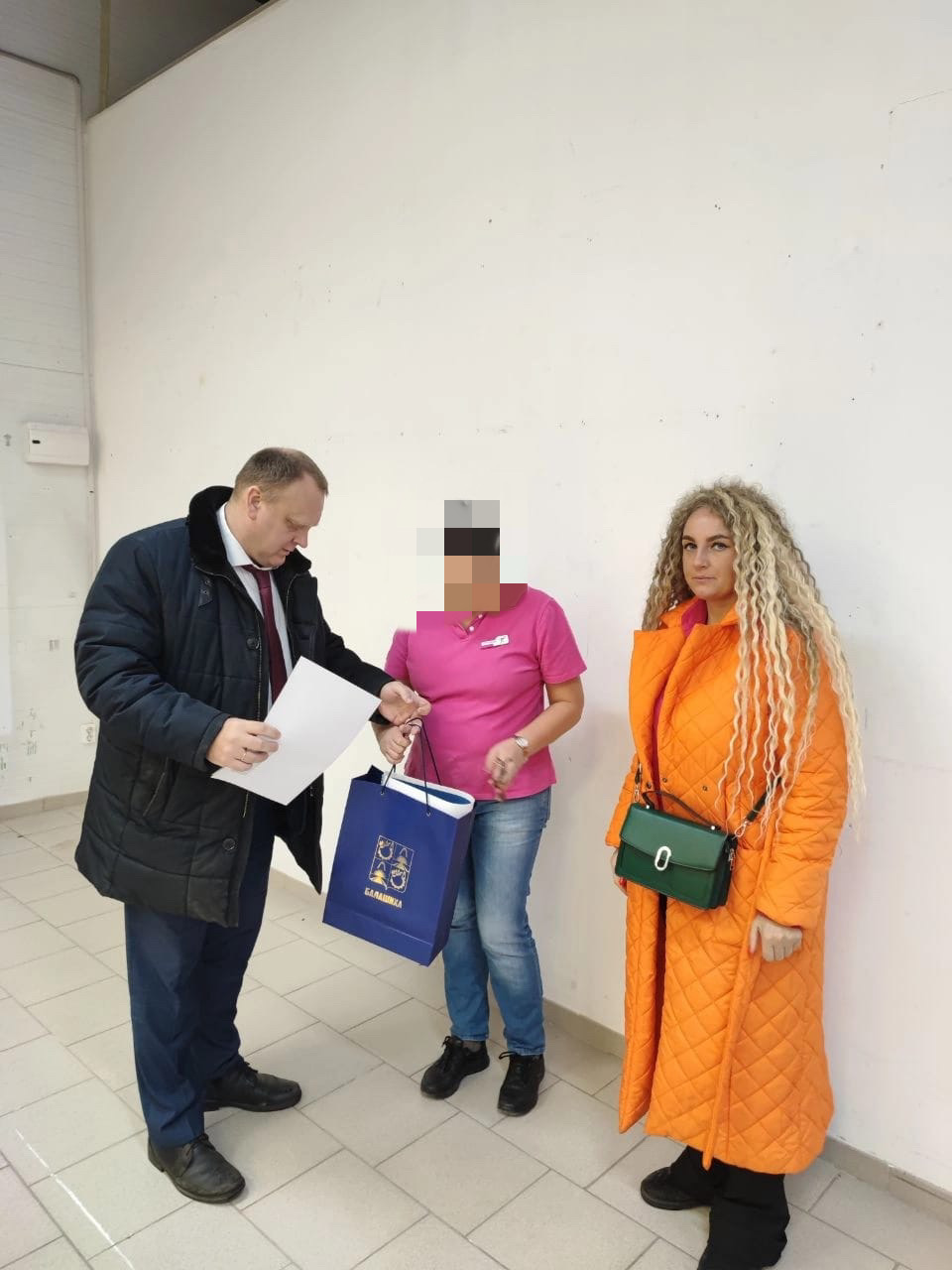 Жена мобилизованного, член КПРФ Ирина Юткина и Олег Зверев навестили семьи тех, кто на передовой