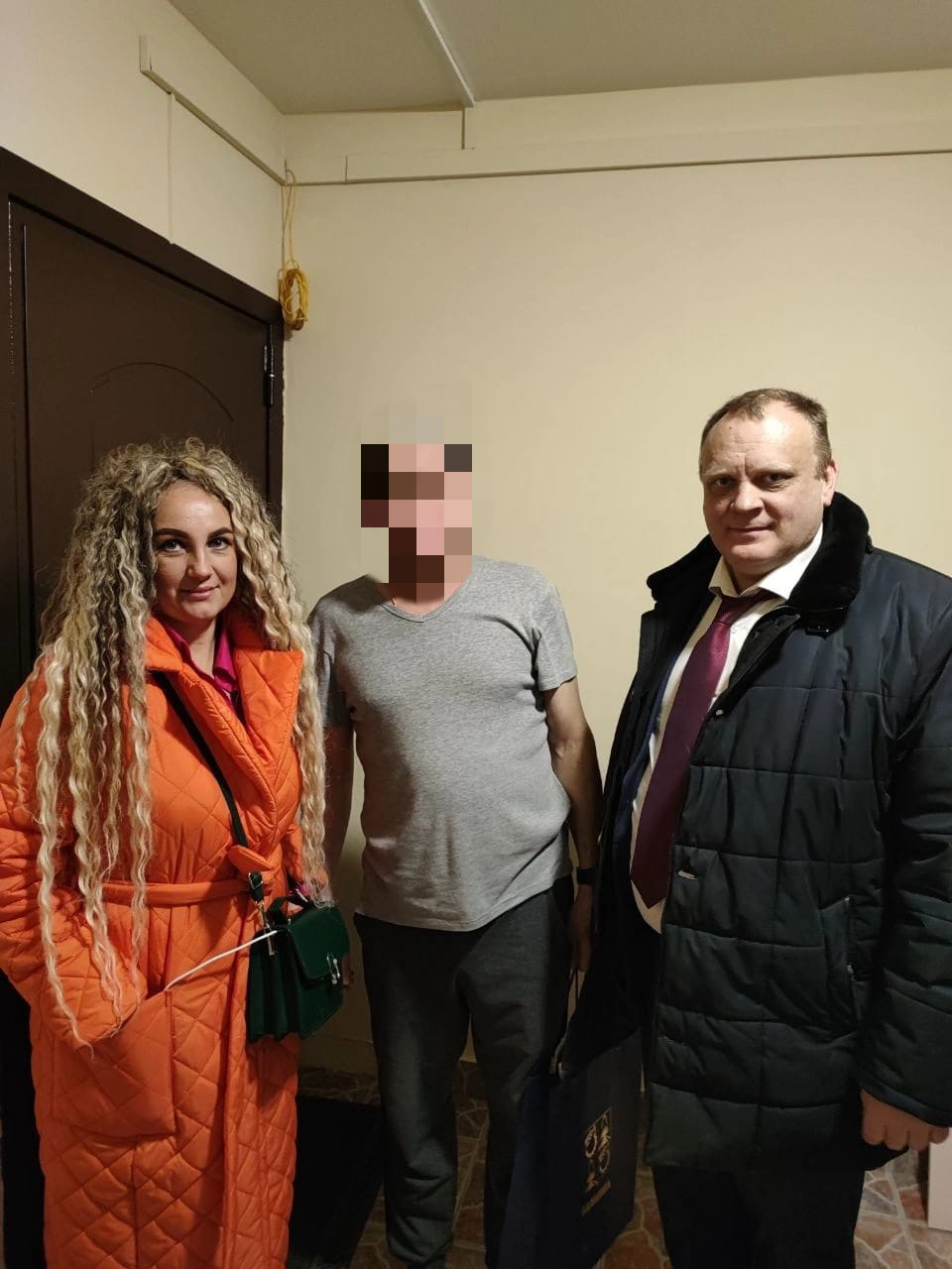 Жена мобилизованного, член КПРФ Ирина Юткина и Олег Зверев навестили семьи тех, кто на передовой