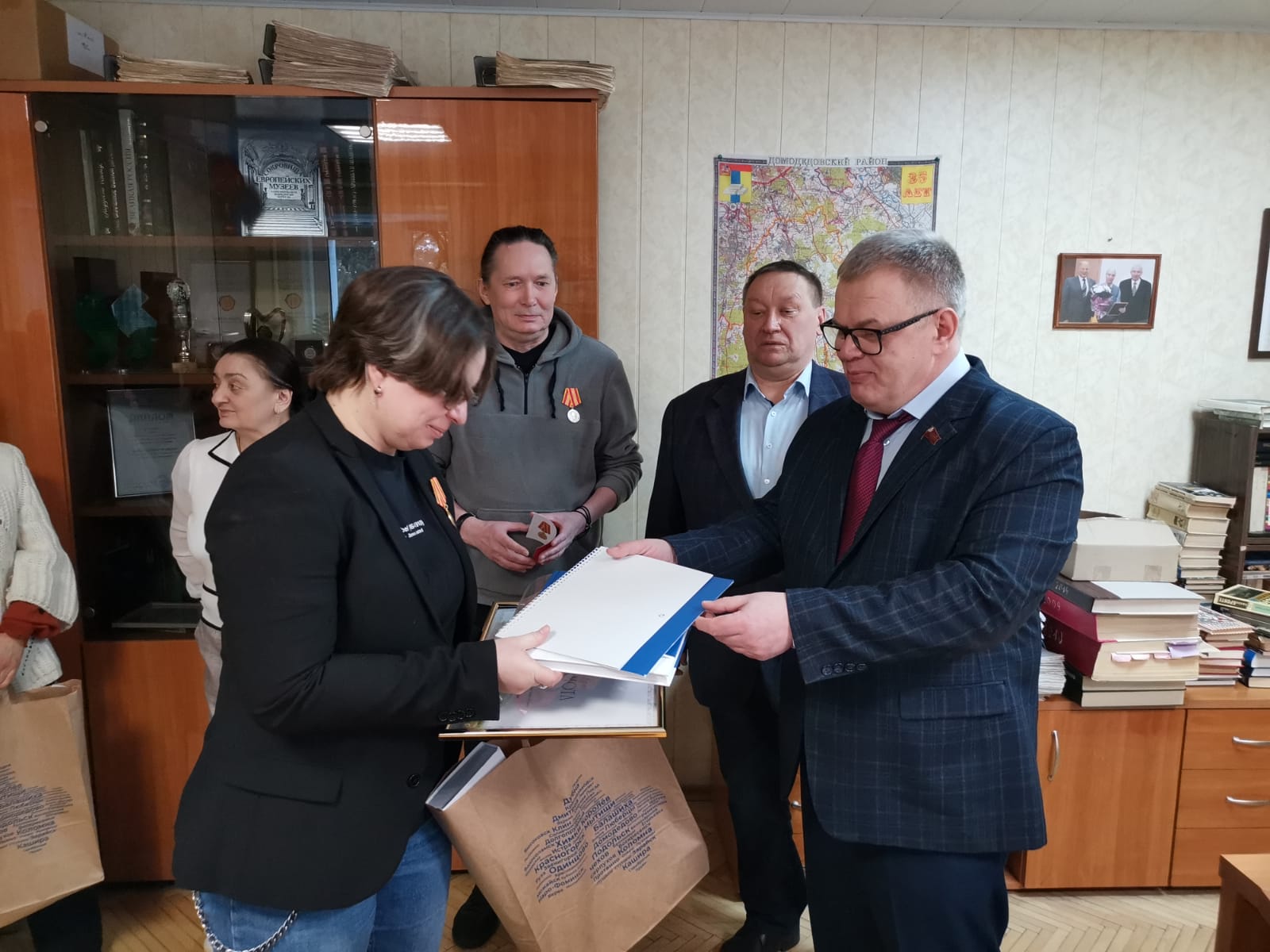 Руководитель фракции КПРФ в Мособлдуме Александр Наумов поздравил с Международным женским днём сотрудниц редакции газеты «Призыв» в Домодедове