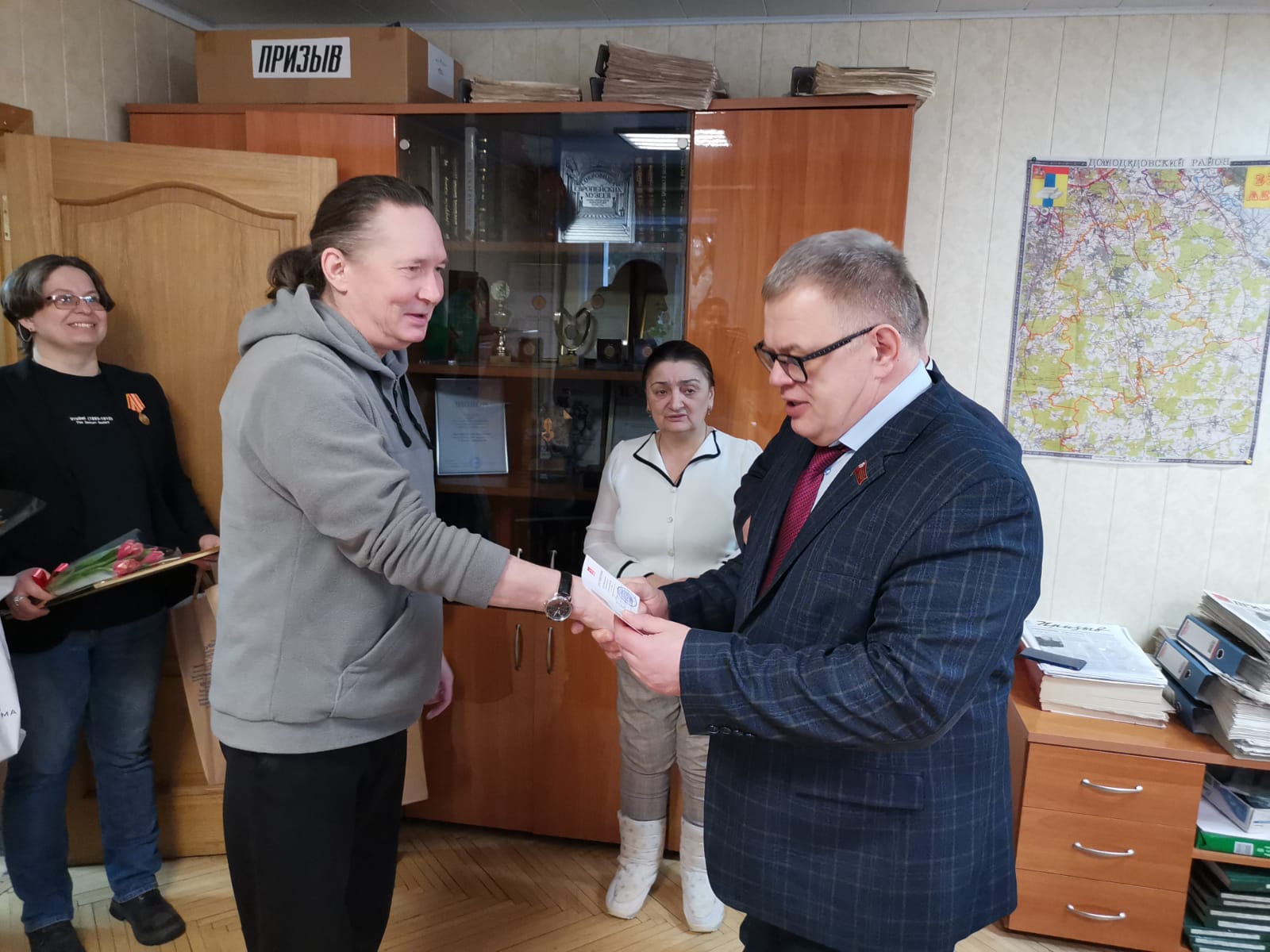Руководитель фракции КПРФ в Мособлдуме Александр Наумов поздравил с Международным женским днём сотрудниц редакции газеты «Призыв» в Домодедове