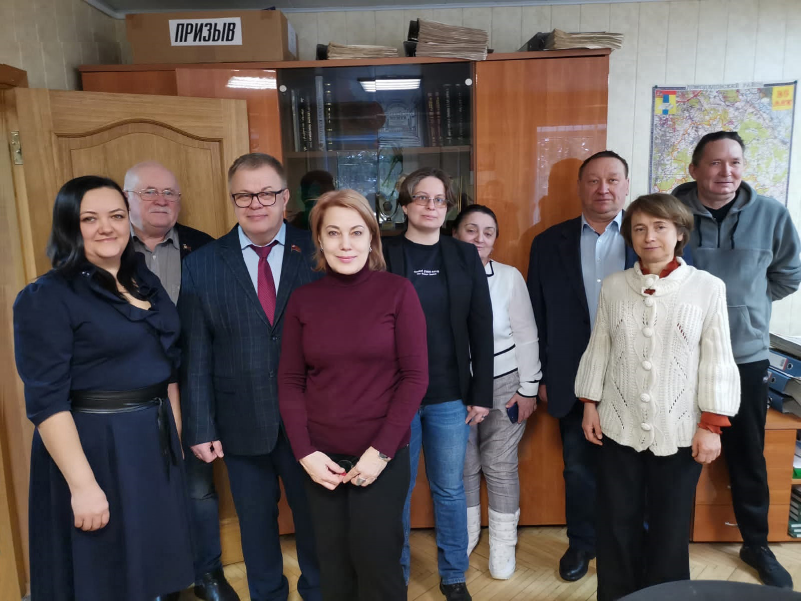 Руководитель фракции КПРФ в Мособлдуме Александр Наумов поздравил с Международным женским днём сотрудниц редакции газеты «Призыв» в Домодедове