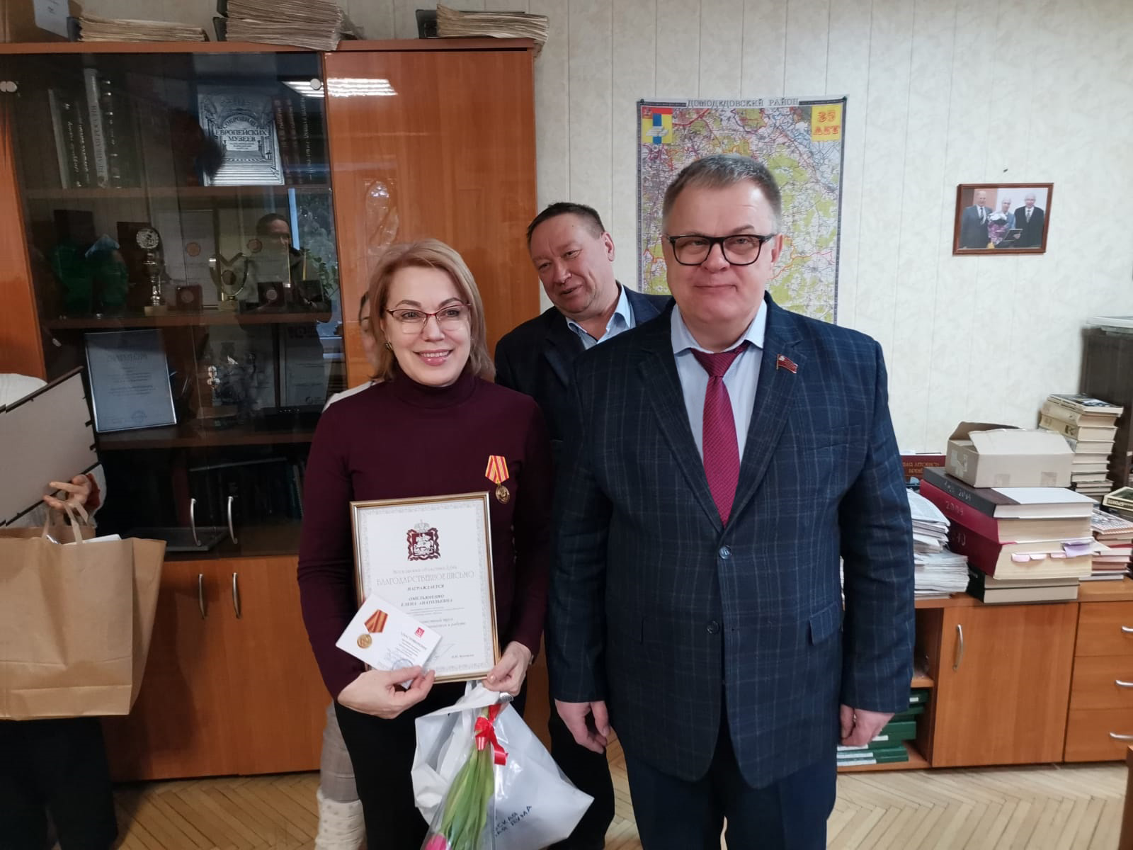 Руководитель фракции КПРФ в Мособлдуме Александр Наумов поздравил с Международным женским днём сотрудниц редакции газеты «Призыв» в Домодедове