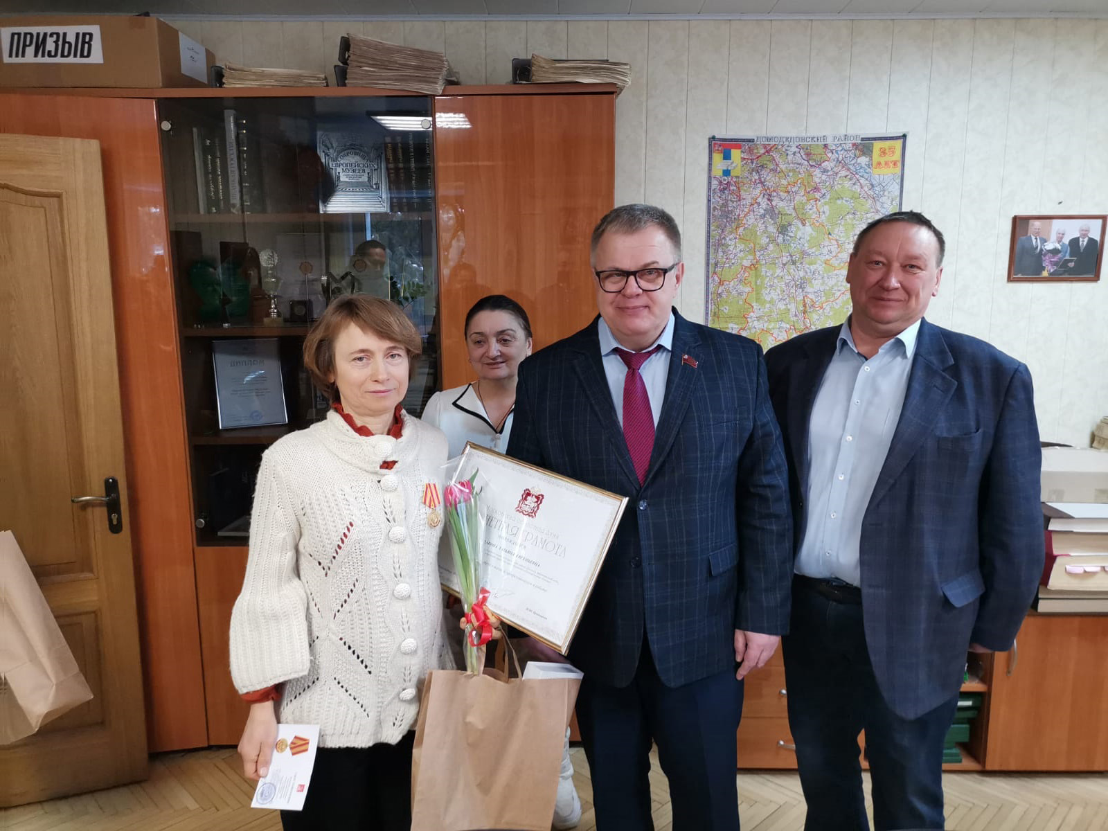 Руководитель фракции КПРФ в Мособлдуме Александр Наумов поздравил с Международным женским днём сотрудниц редакции газеты «Призыв» в Домодедове