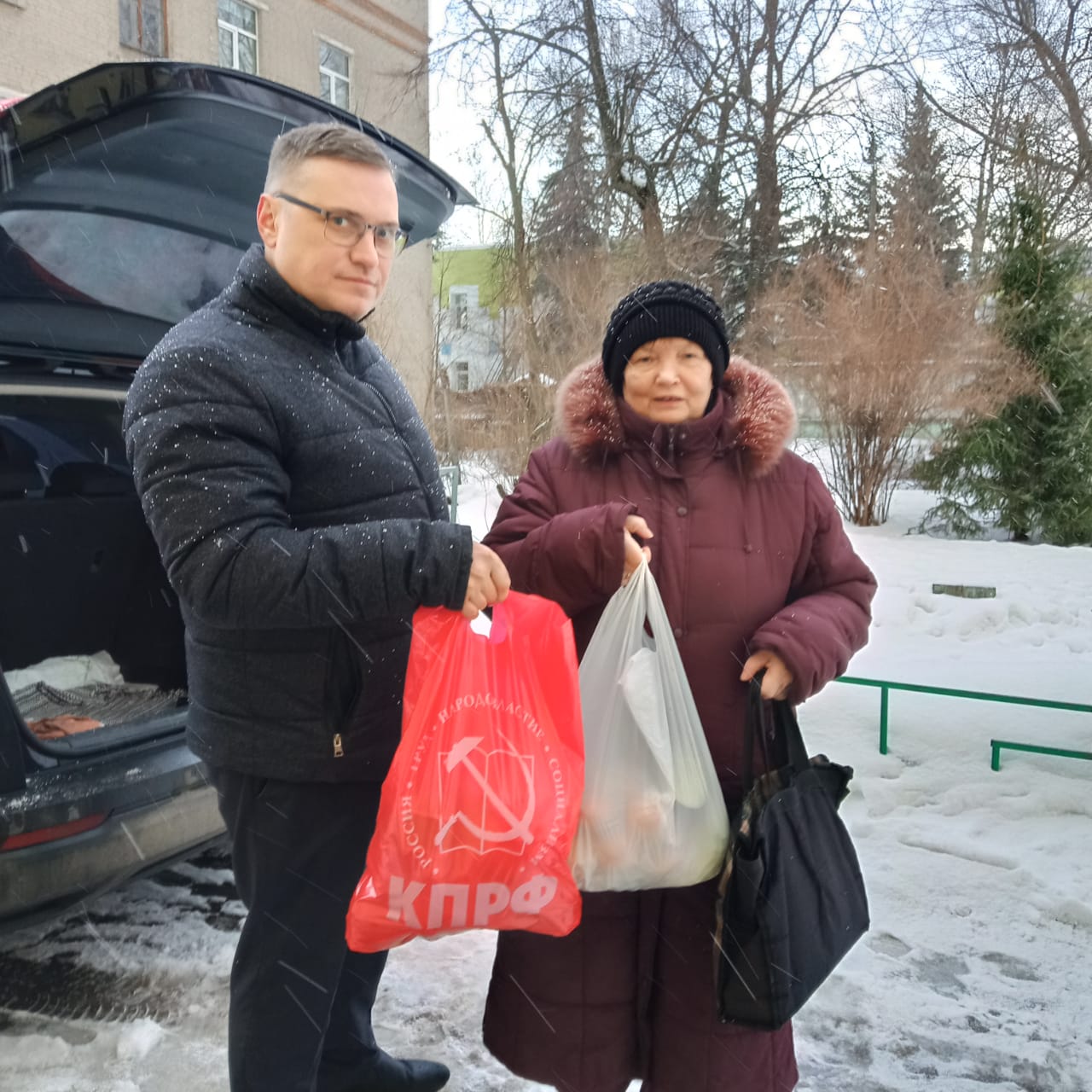 Коммунисты Котельников оказывают помощь