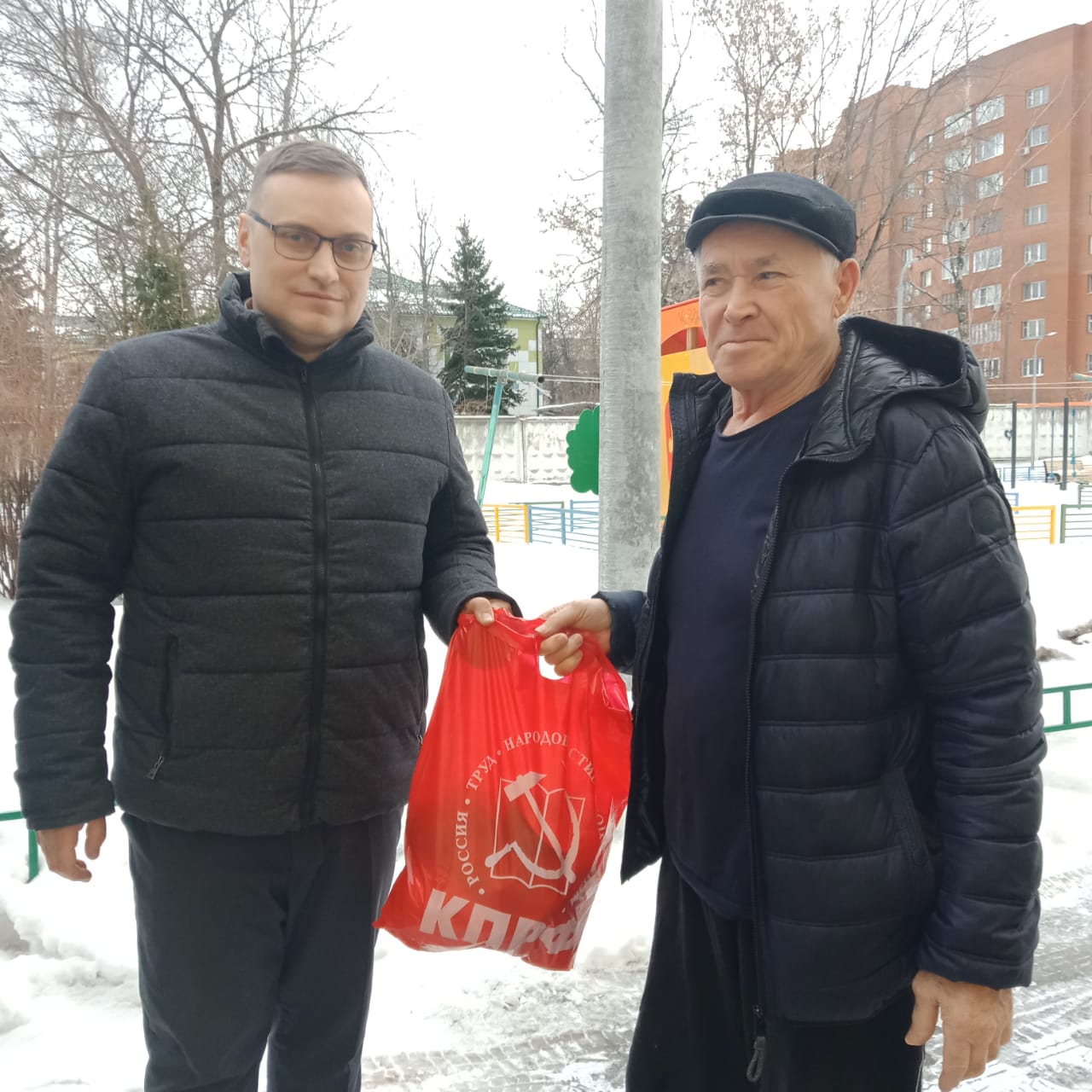 Коммунисты Котельников оказывают помощь