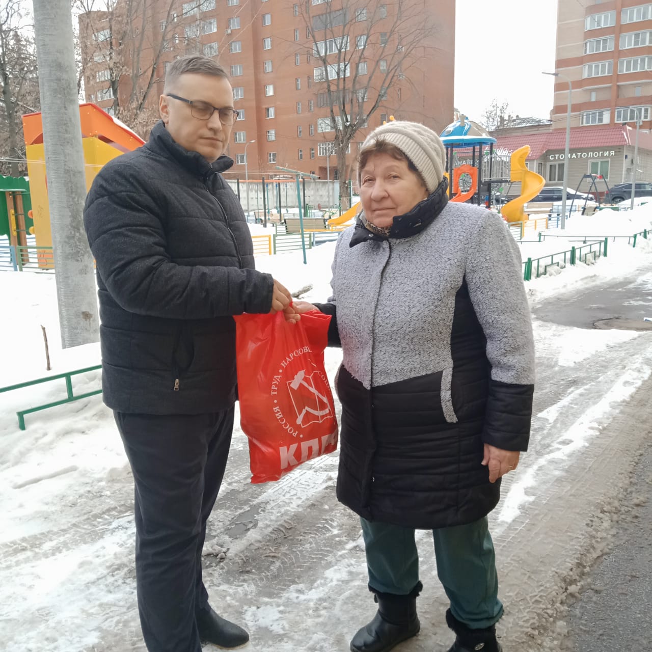 Коммунисты Котельников оказывают помощь