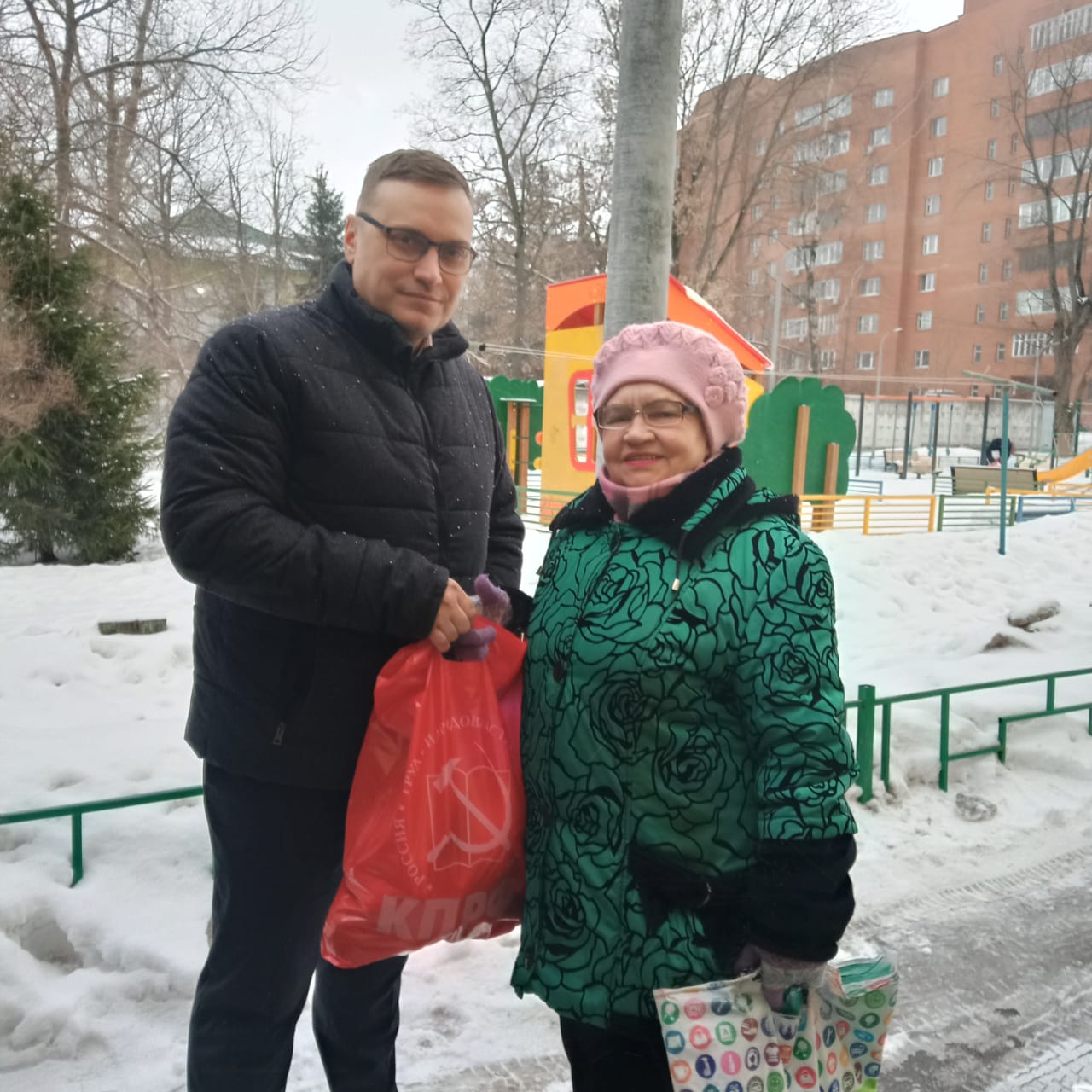 Коммунисты Котельников оказывают помощь