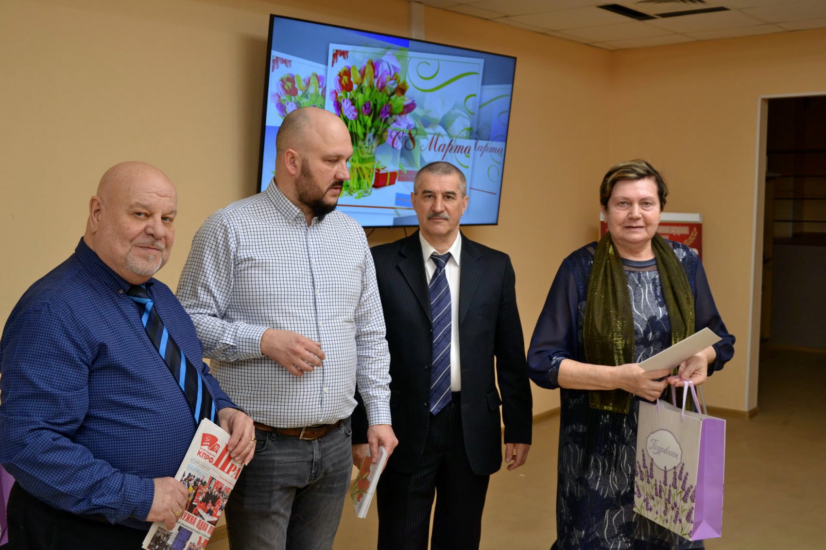 Озёрские коммунисты поздравили женщин-однопартийцев с 8 марта