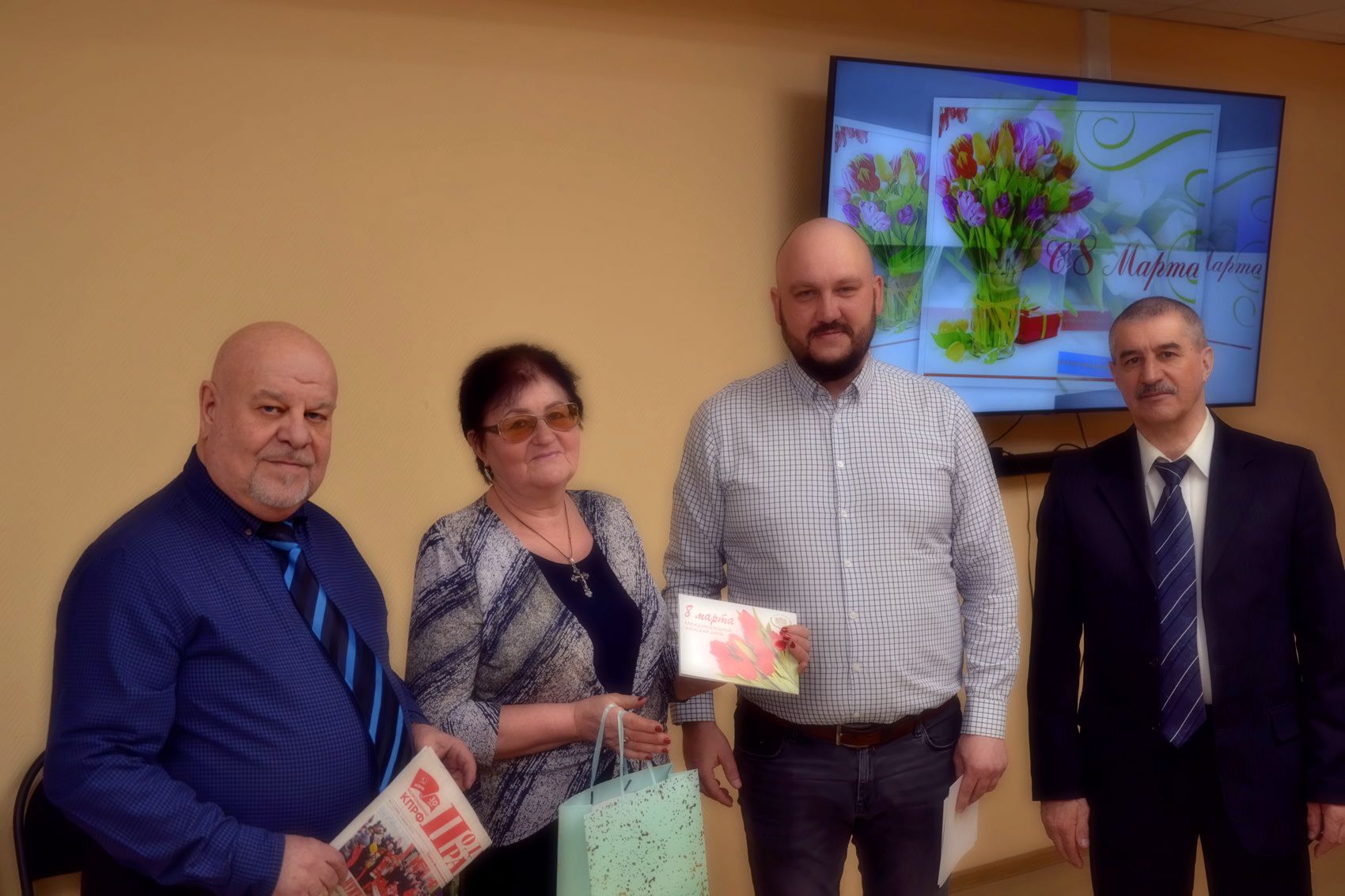 Озёрские коммунисты поздравили женщин-однопартийцев с 8 марта