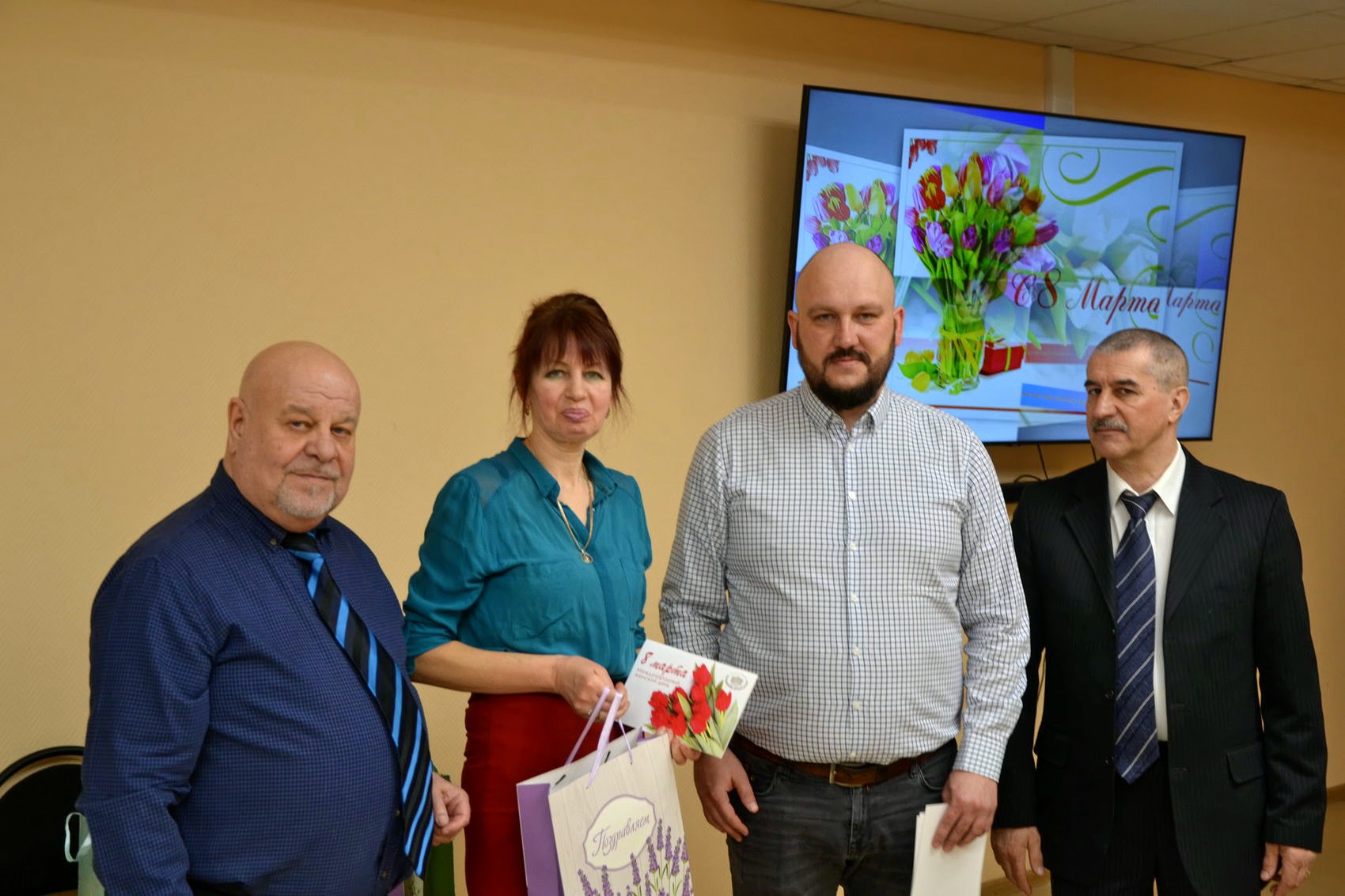 Озёрские коммунисты поздравили женщин-однопартийцев с 8 марта