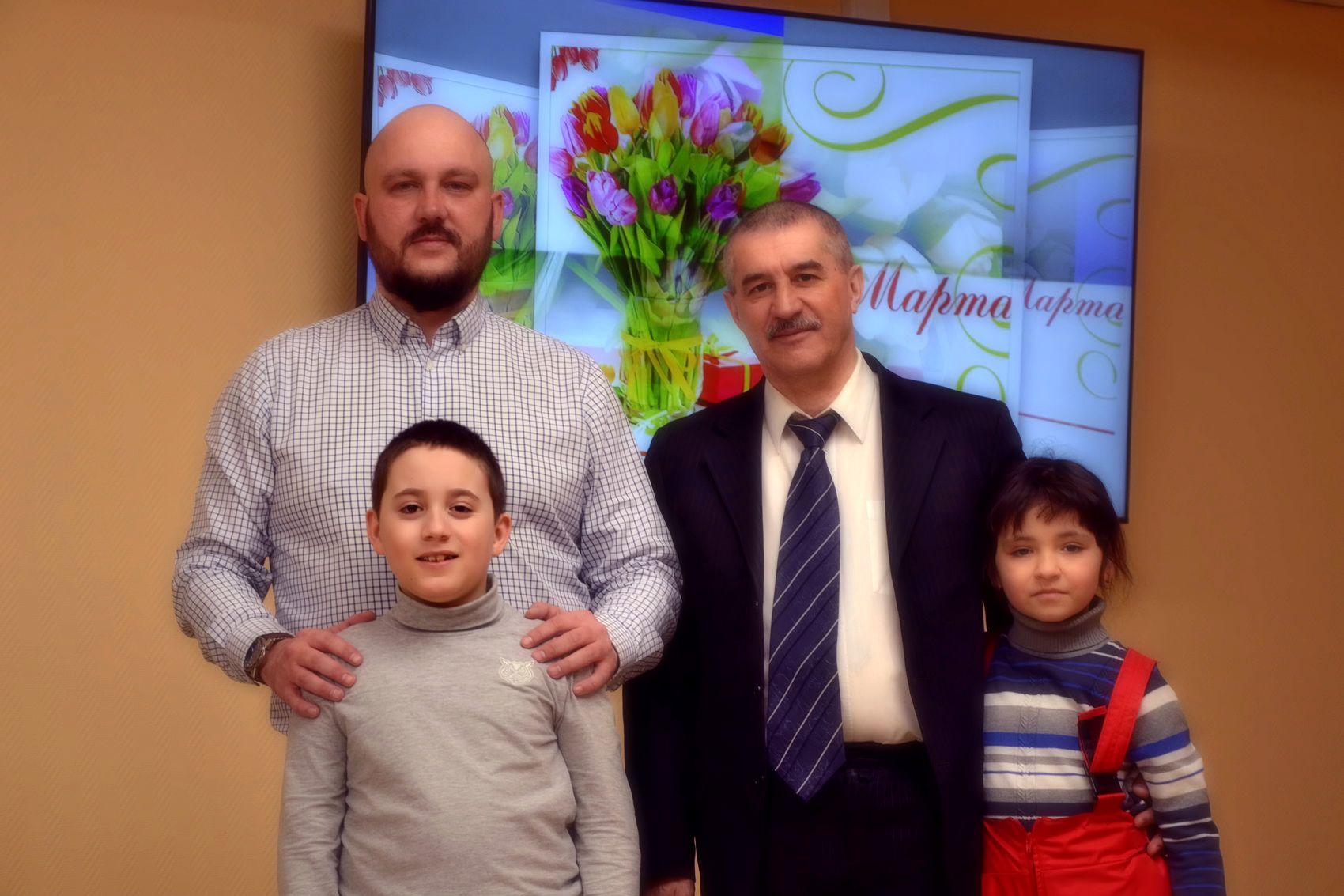 Озёрские коммунисты поздравили женщин-однопартийцев с 8 марта