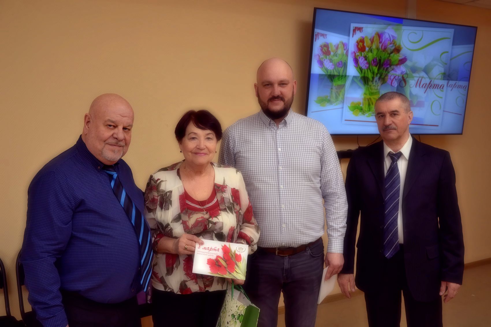 Озёрские коммунисты поздравили женщин-однопартийцев с 8 марта