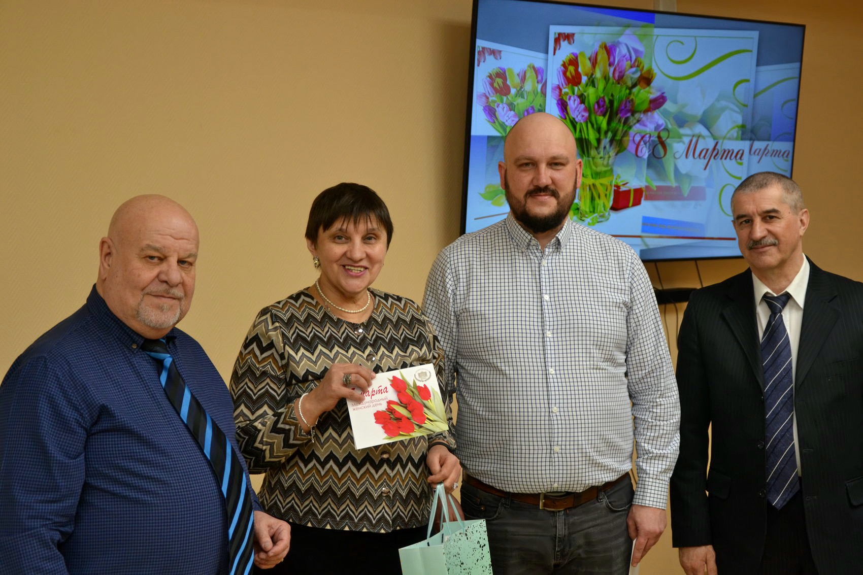 Озёрские коммунисты поздравили женщин-однопартийцев с 8 марта