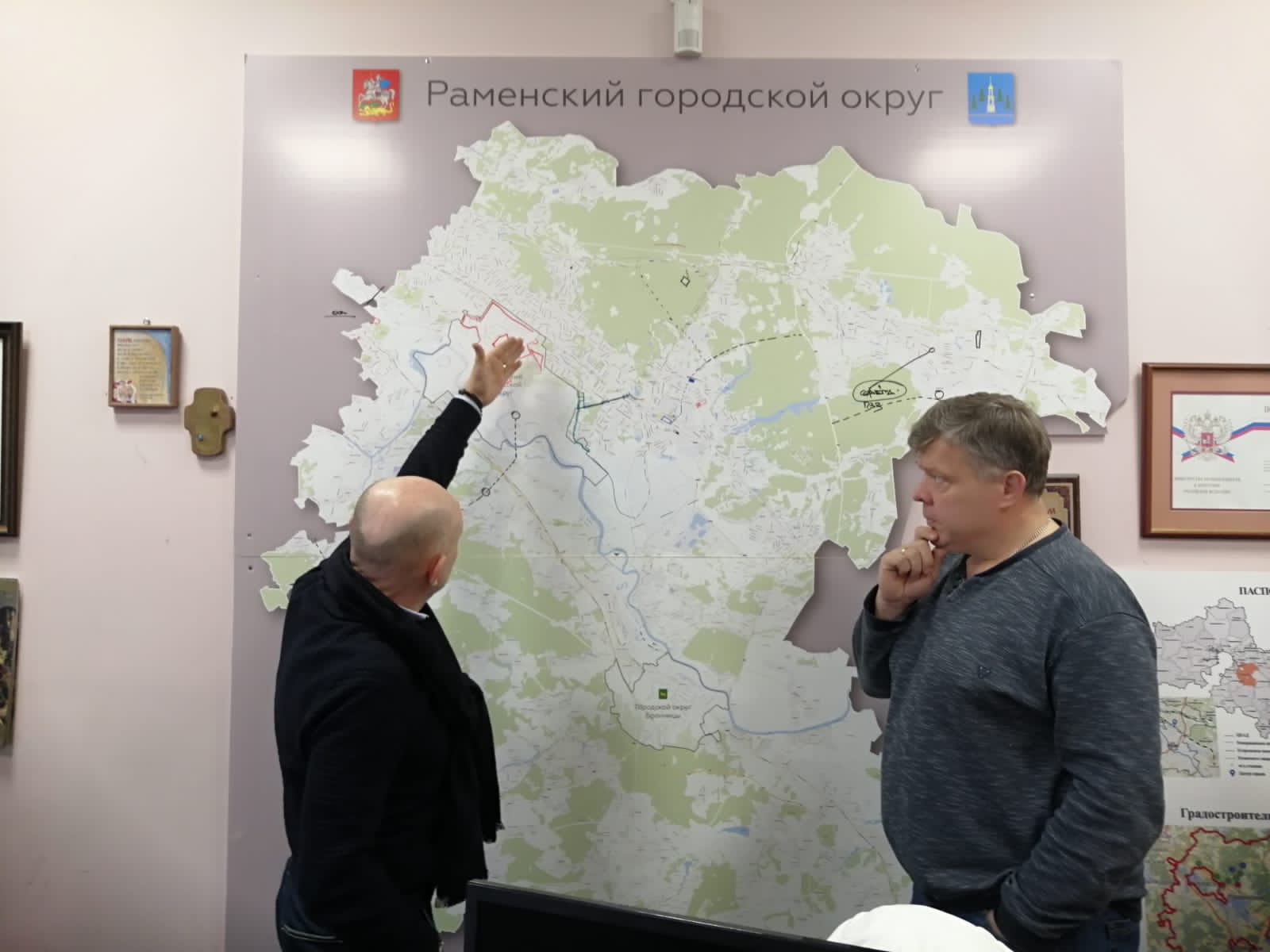 Олег Емельянов провел рабочую встречу с главным архитектором Раменского городского округа Юрием Лотаревым