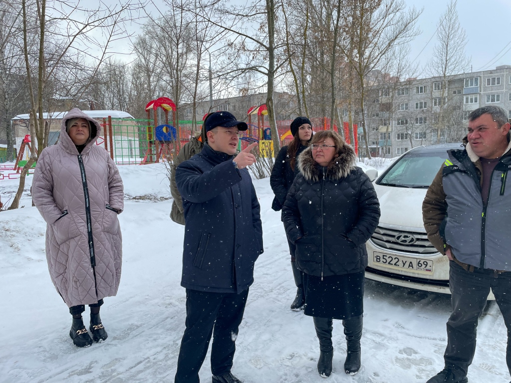 Депутат Мособлдумы Марк Черемисов проинспектировал ход ремонта дома на ул. Радченко в Богородском г.о.