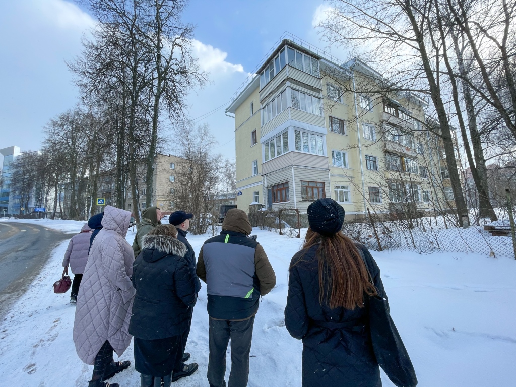 Депутат Мособлдумы Марк Черемисов проинспектировал ход ремонта дома на ул. Радченко в Богородском г.о.