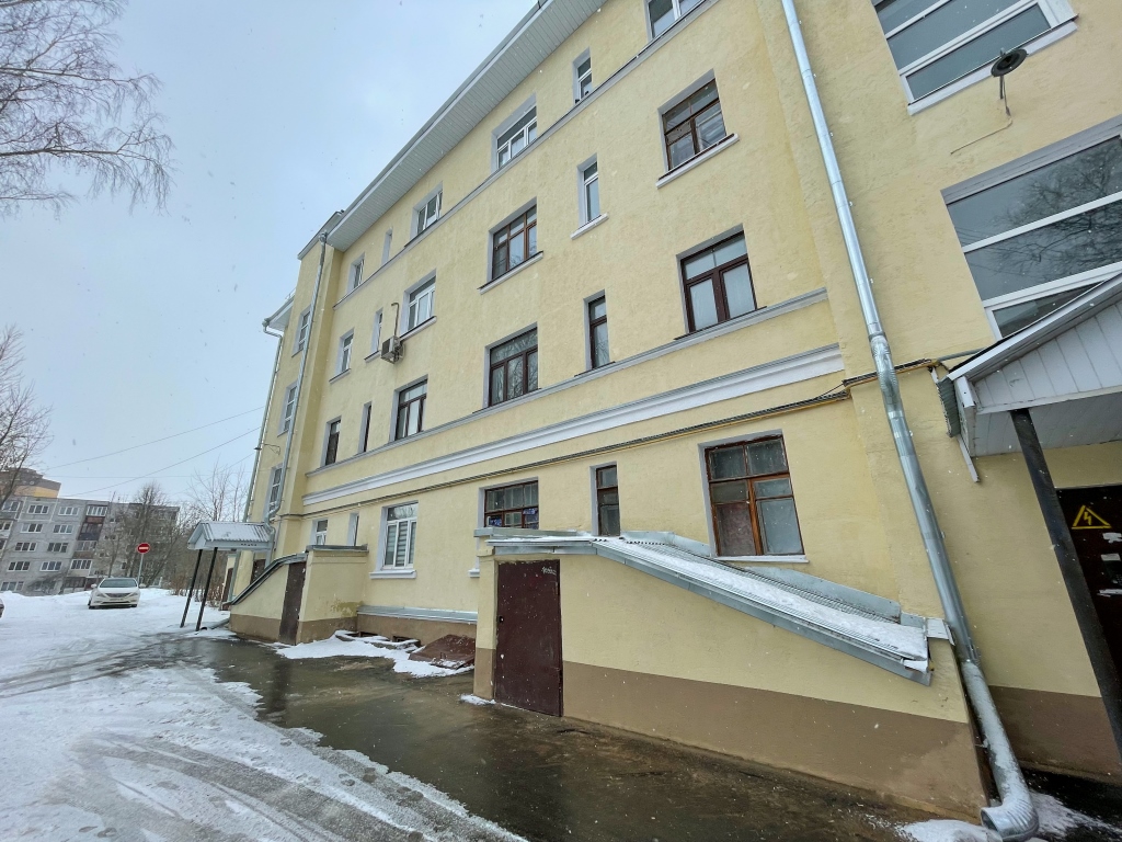 Депутат Мособлдумы Марк Черемисов проинспектировал ход ремонта дома на ул. Радченко в Богородском г.о.