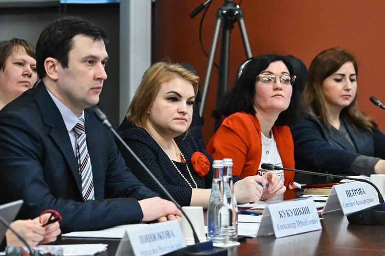 По инициативе фракции КПРФ, в Мособлдуме, прошёл круглый стол, посвящённый проблемам социальной защиты многодетных семей в Подмосковье