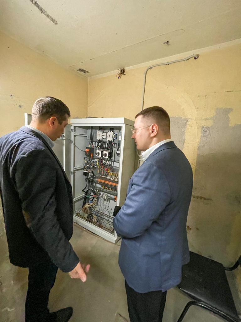 Депутат Мособлдумы Марк Черемисов проконтролировал ремонтные работы в доме культуры в пос. Зелёный Богородского г.о.