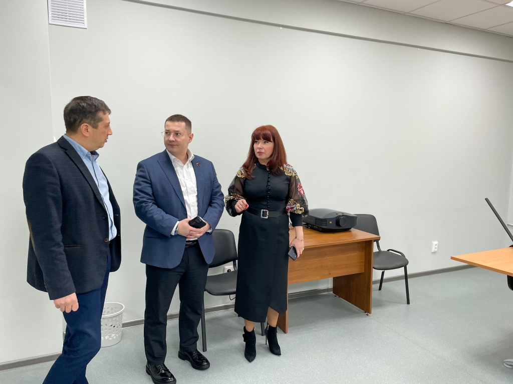 Депутат Мособлдумы Марк Черемисов проконтролировал ремонтные работы в доме культуры в пос. Зелёный Богородского г.о.