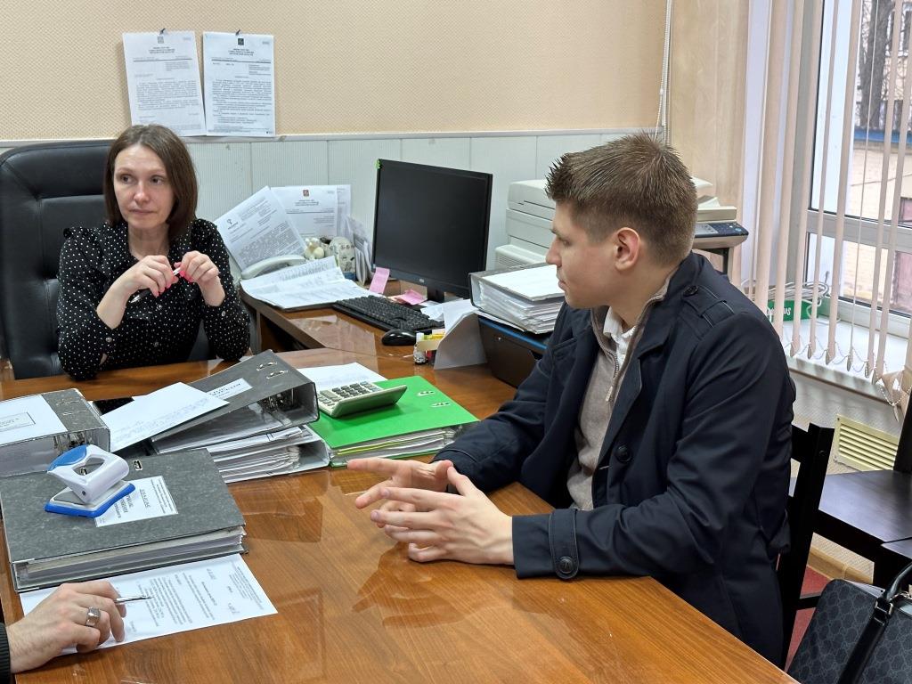 Депутат горсовета Лобни от КПРФ Даниил Рендаков с помощниками посетил Семейный центр помощи семье и детям