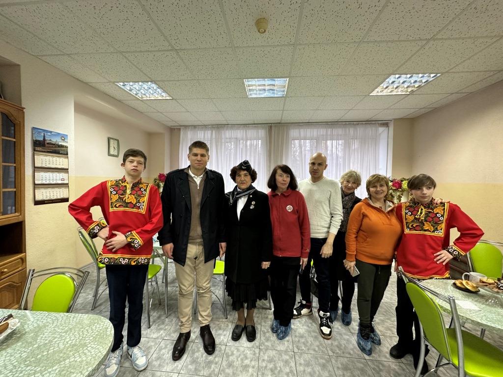 Депутат горсовета Лобни от КПРФ Даниил Рендаков с помощниками посетил Семейный центр помощи семье и детям