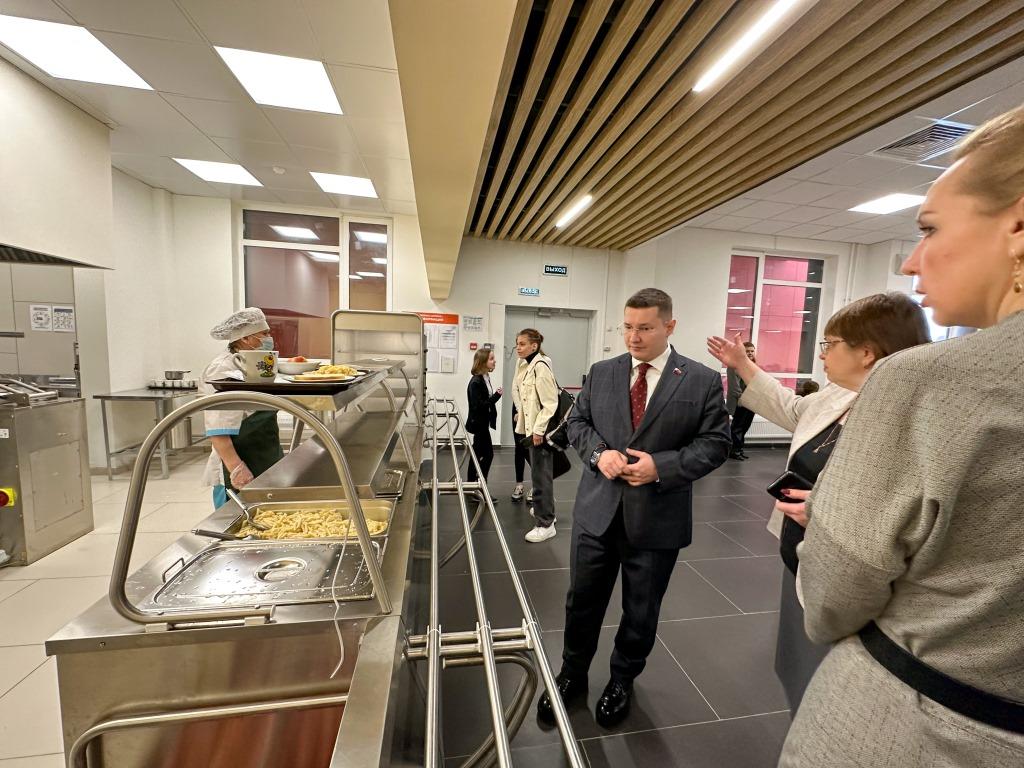 Депутат Мособлдумы Марк Черемисов посетил патриотические мероприятия в МБОУ «ЦО «Богородский»