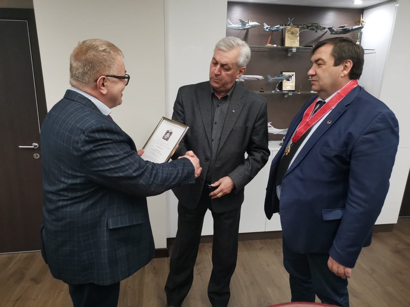 Руководитель фракции КПРФ Александр Наумов вручил награды Московской областной Думы руководителям НПП «Аэросила»