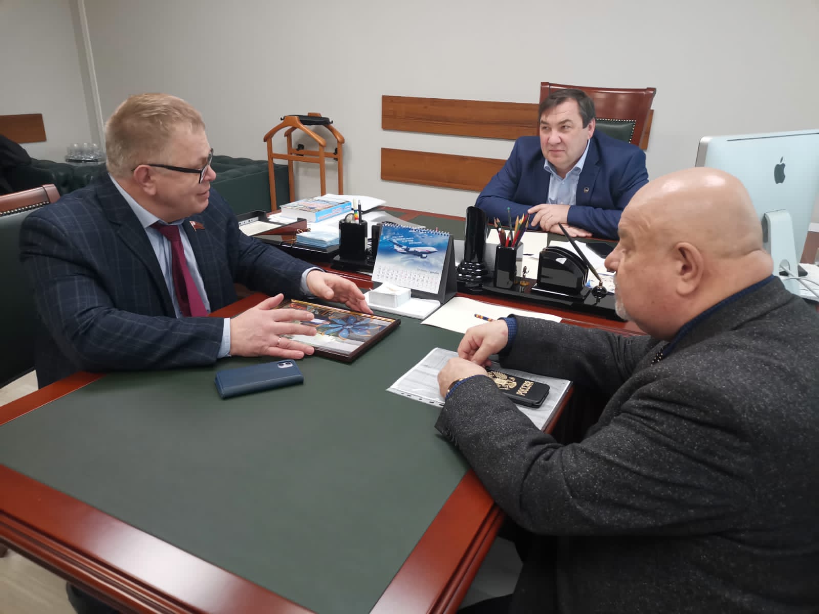 Руководитель фракции КПРФ Александр Наумов вручил награды Московской областной Думы руководителям НПП «Аэросила»
