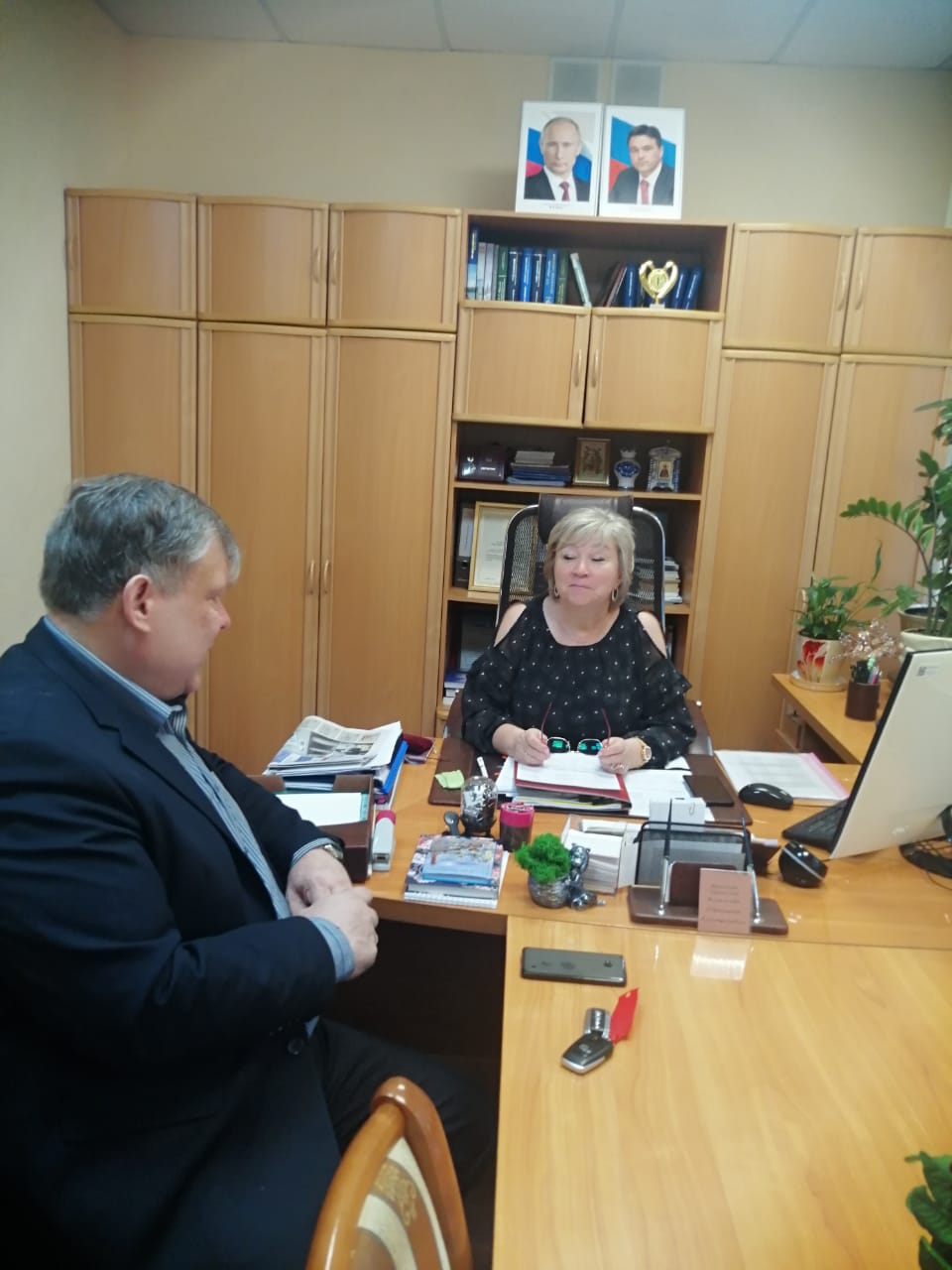 Депутат от КПРФ Олег Емельянов провел рабочую встречу с сотрудниками окружного управления соцразвития №5