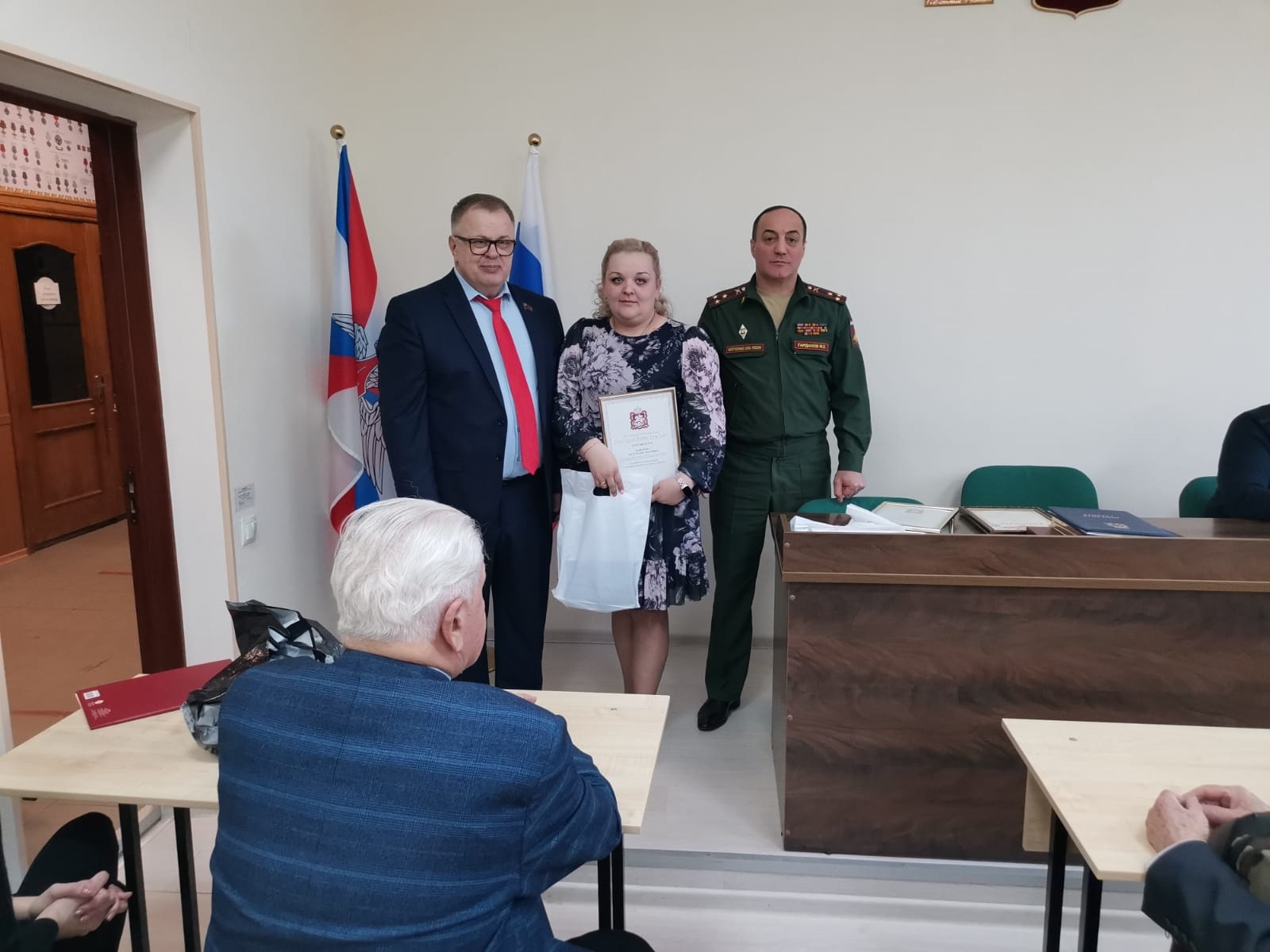 Руководитель фракции КПРФ Александр Наумов поздравил сотрудников военкоматов г.о. Домодедово и Ленинского г.о.