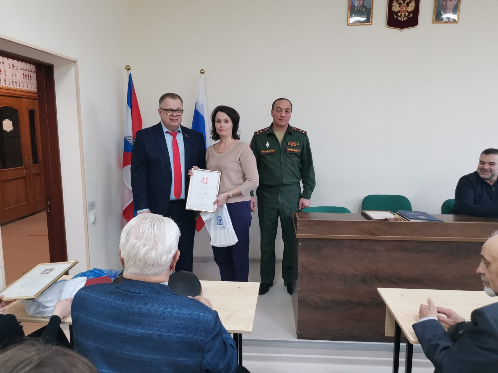 Руководитель фракции КПРФ Александр Наумов поздравил сотрудников военкоматов г.о. Домодедово и Ленинского г.о.