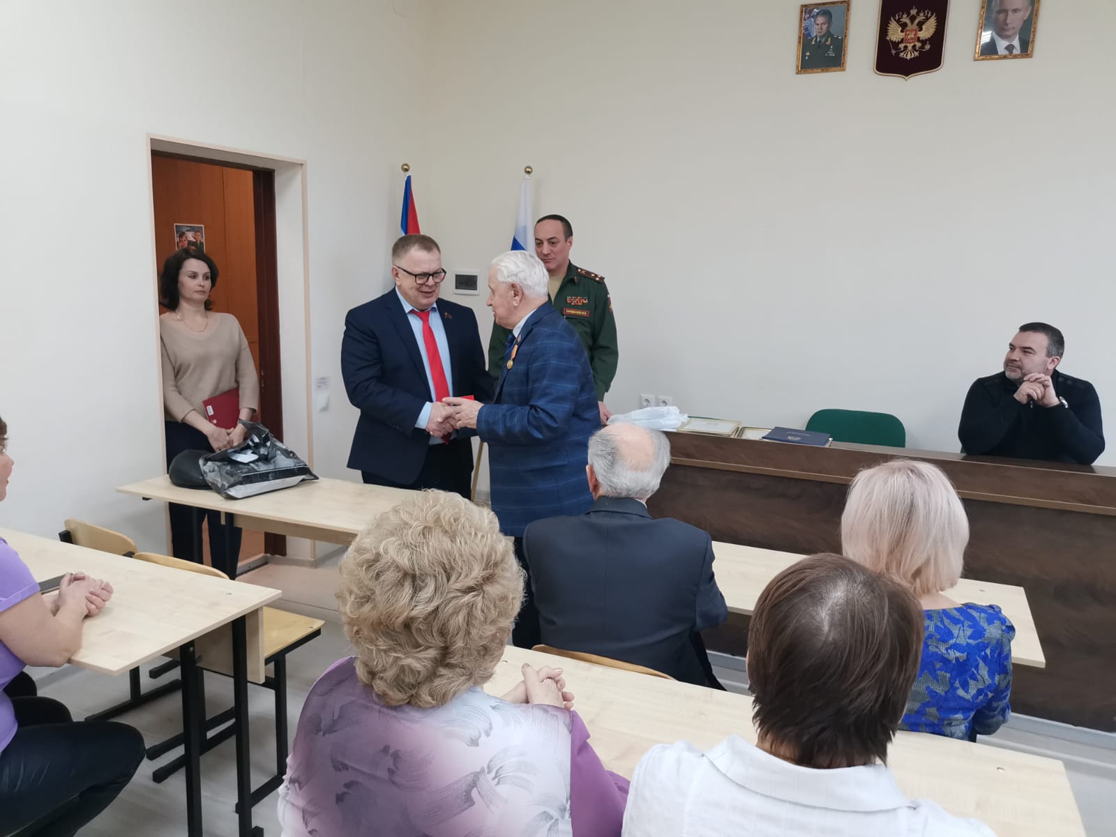 Руководитель фракции КПРФ Александр Наумов поздравил сотрудников военкоматов г.о. Домодедово и Ленинского г.о.