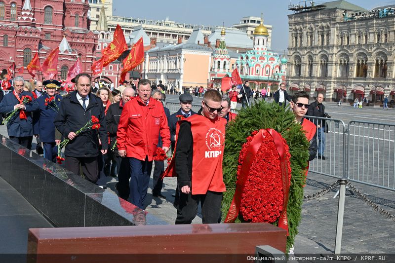 На Красной площади в Москве прошла торжественная акция в честь Дня космонавтики