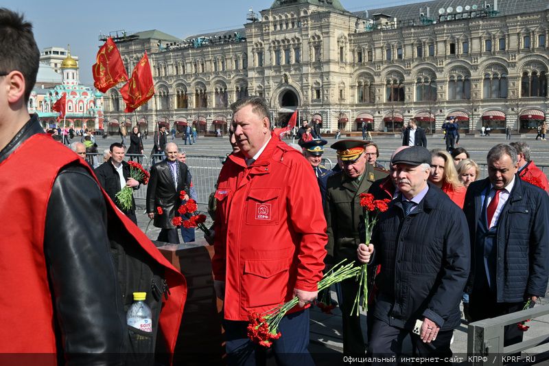 На Красной площади в Москве прошла торжественная акция в честь Дня космонавтики