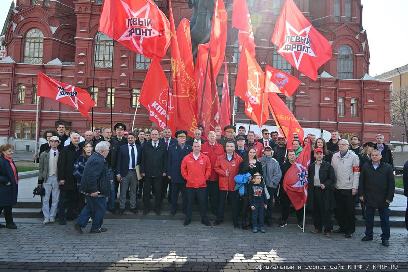 На Красной площади в Москве прошла торжественная акция в честь Дня космонавтики