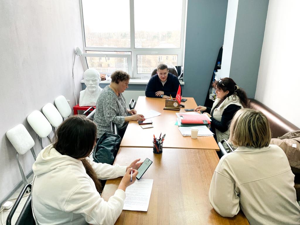 Депутат-коммунист Мособлдумы Марк Черемисов провёл приём жителей Балашихи