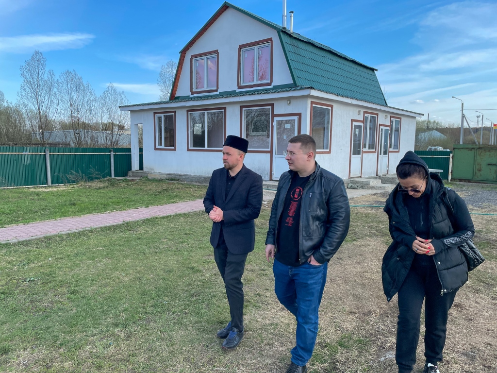 Депутат Мособлдумы Марк Черемисов вручил живого барана мусульманской общине в преддверии одного из главных праздников