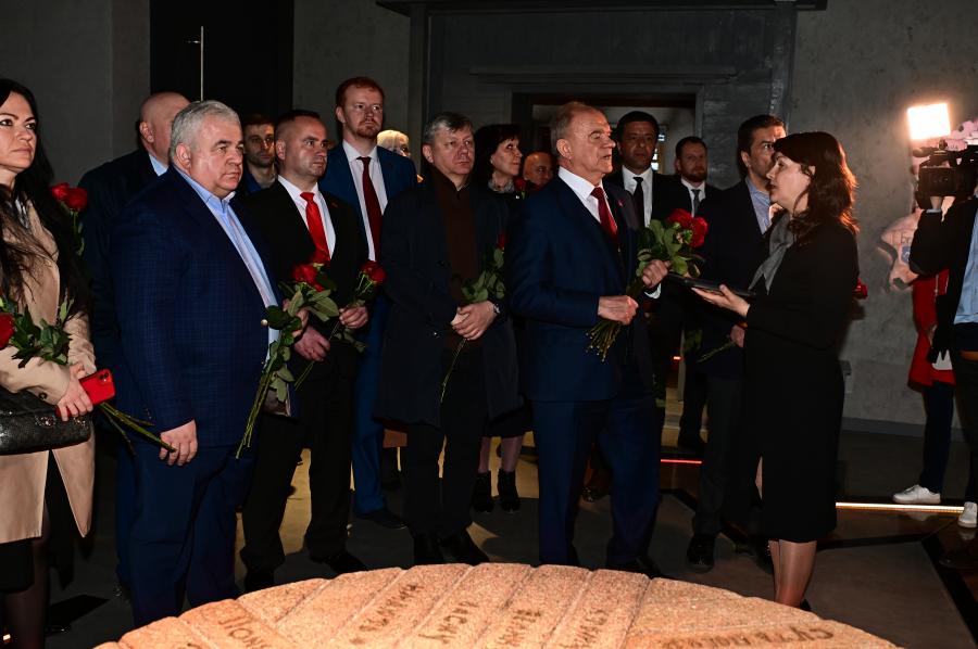 Г.А. Зюганов посетил Мемориальный комплекс Хатынь и Храм-памятник в честь всех святых и в память о жертвах, спасению отечества нашего послуживших
