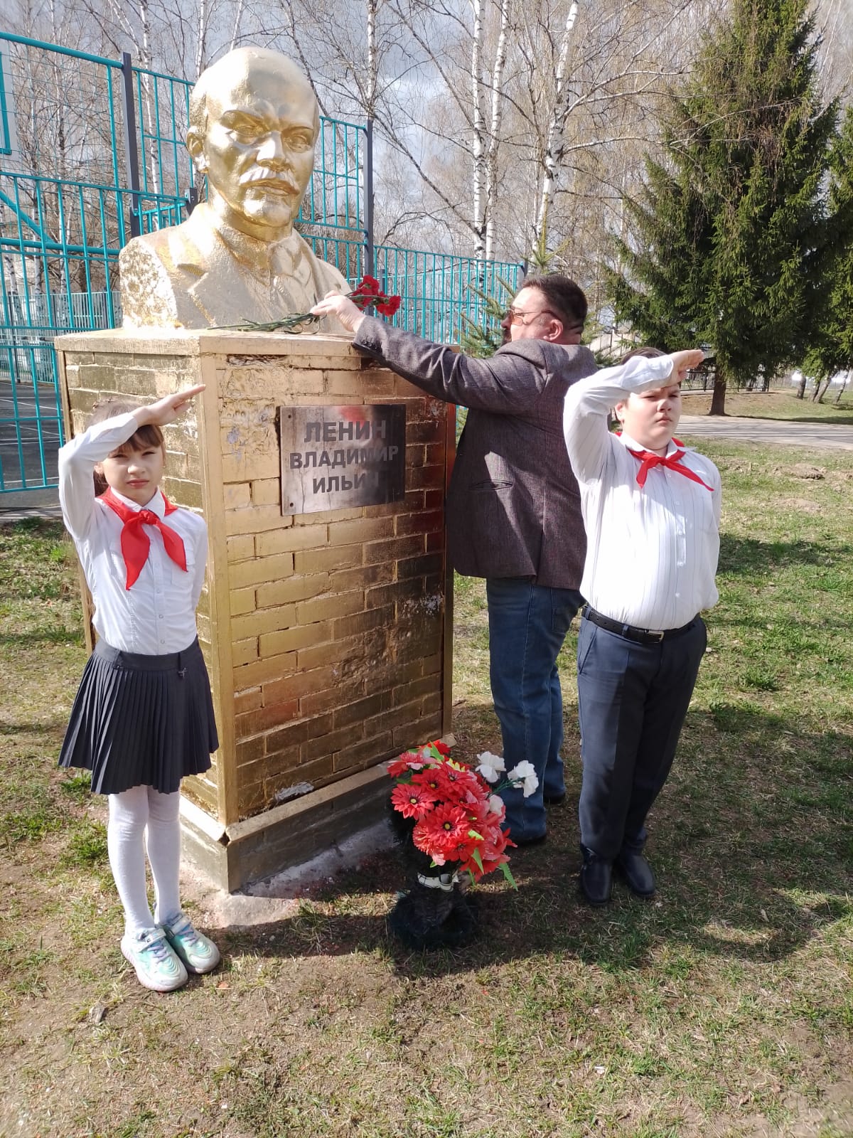 Ленин - живее всех живых!