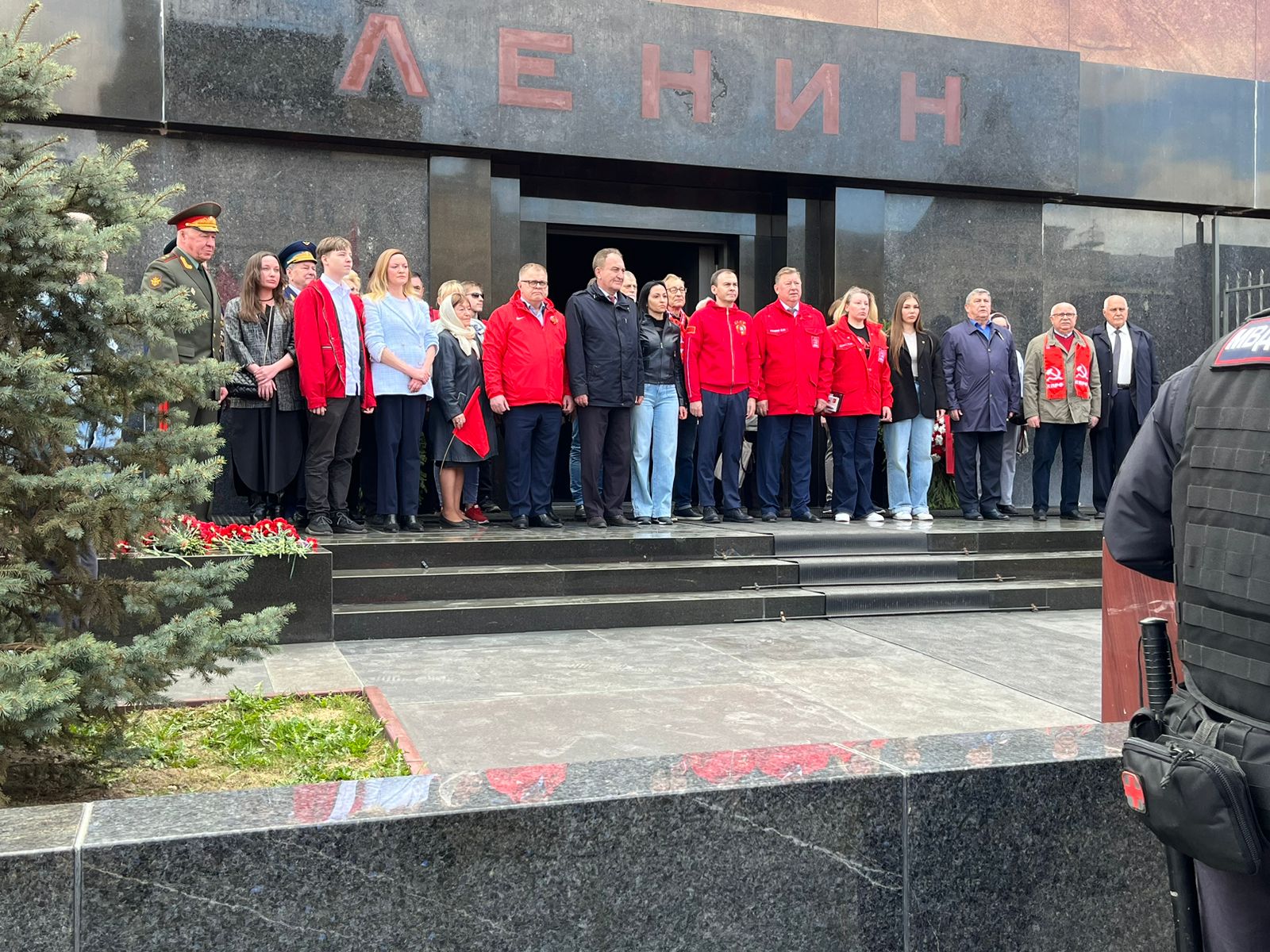 Цветы к Мавзолею Вождя мирового пролетариата
