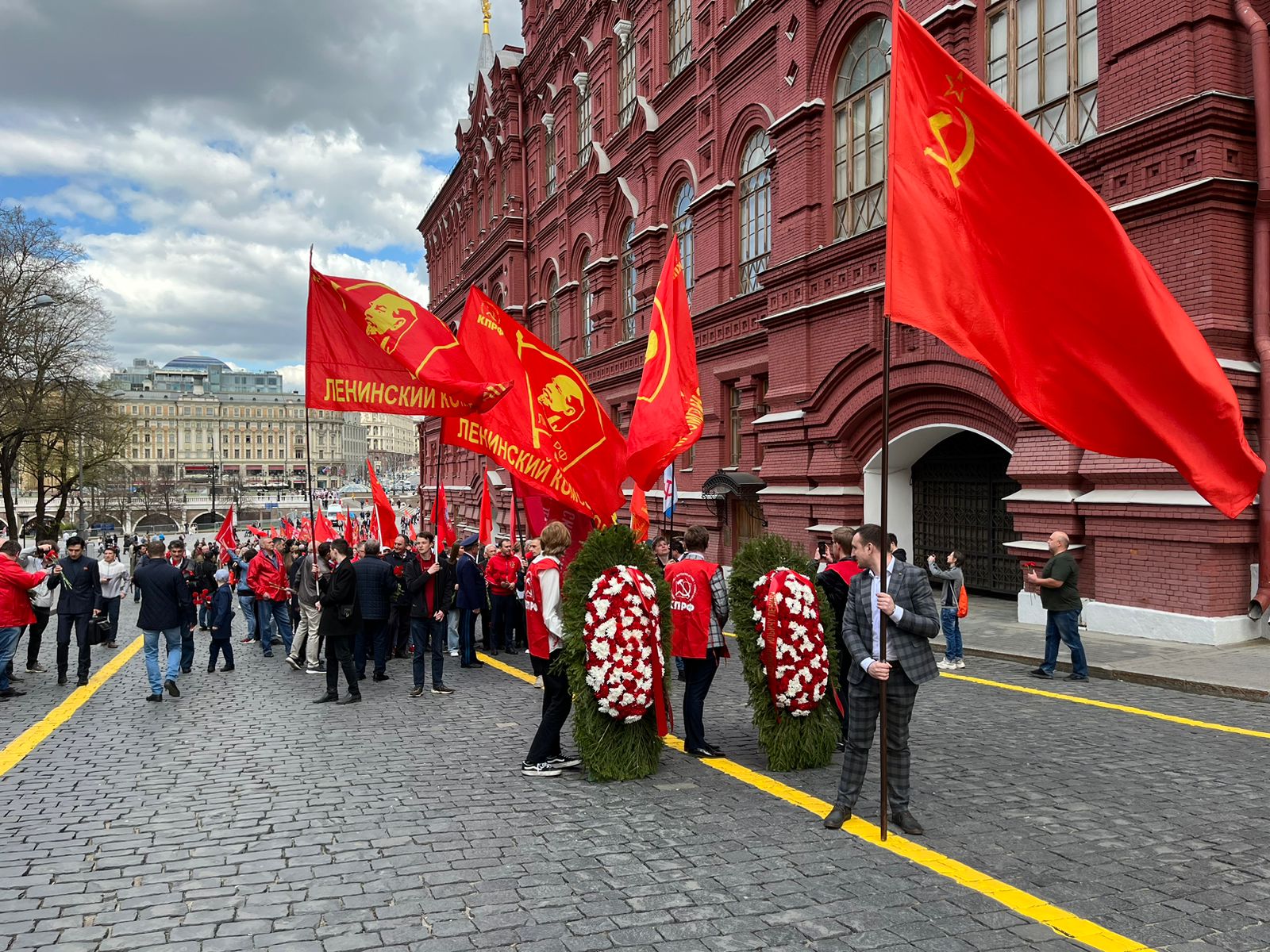 Цветы к Мавзолею Вождя мирового пролетариата